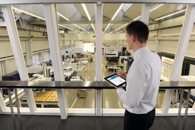 «TruTops Fab»-App: Über das iPad können Produktionsleiter oder Geschäftsführer von überall auf der Welt ihre Produktion überwachen. (Bild: Trumpf)