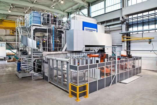 Dieffenbacher ist Spezialist für Pressen, die faserverstärkte Kunststoffteile fertigen und hat auch die nötige Prozesstechnik im Portfolio. Leichtbau ist also die Expertise der Eppinger. Diese stellt man auf der JEC World aus, um ihren Wert für die Bereiche Aerospace und Defense zu beweisen ...(Bild:  Dieffenbacher)