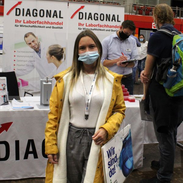 Besucherstimmen der LAB-SUPPLY Münster 2020Nuria Morente von Wessling:  „Es ist schon gut, dass eine Messe wie diese wieder stattfindet. Es ist sehr schön, mit Ausstellern persönlich zu reden. Und dass es hier in Münster ist, finde ich besonders toll, weil ich nicht 150 Kilometer nach Köln oder Düsseldorf fahren muss. Hierhin habe ich nur 15 Minuten gebraucht.“  Weitere Infos zu den kommenden LAB-SUPPLY-Messen finden Sie auf www.lab-supply.info.    (LABORPRAXIS, C. Lüttmann)