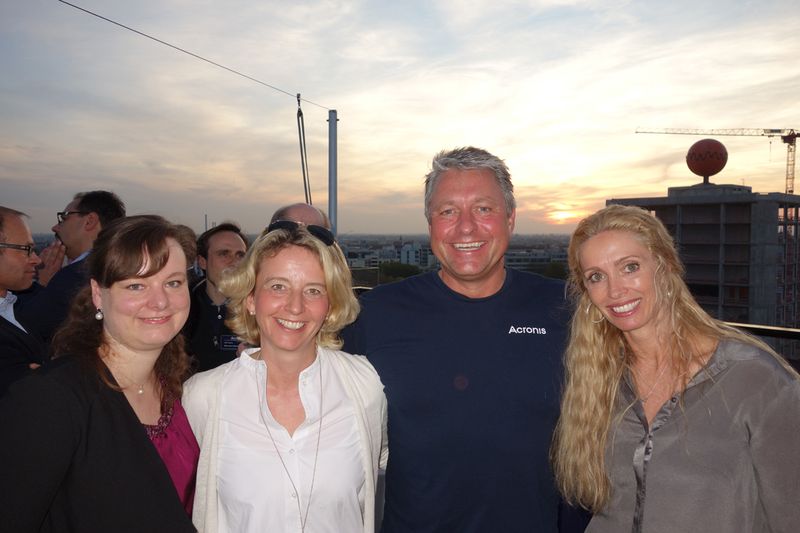 Hahn im Korb, Alex Fuerst, Acronis, mit (v. l.) Julia Zeisberger, Acronis, Stephanie Steen, IT-BUSINESS, und Sharon Heidorn, Acronis. (Bild: IT-BUSINESS)