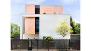 Beeindruckender Baukörper: Der 
Kupfer-Kubus wirkt wie in den 
Putzbau hinein gestellt. Zum Garten 
hin zeigt sich der Bau offen.  (Bild: Dirk Baumbach / Loro )