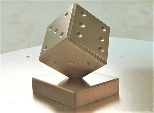 Der selbstgefeilte, präzise Stahlwürfel mit rund 1 Kilogramm Gewicht ist ein Höhepunkt jeder Ausbildung in der Metallbearbeitung, nachdem man den U-Stahl hinter sich hatte. Doch ein Facharbeiter zu werden, ist für junge Leute kaum noch „in“ – man studiert lieber.(Bild:  G. Westerpfalz)