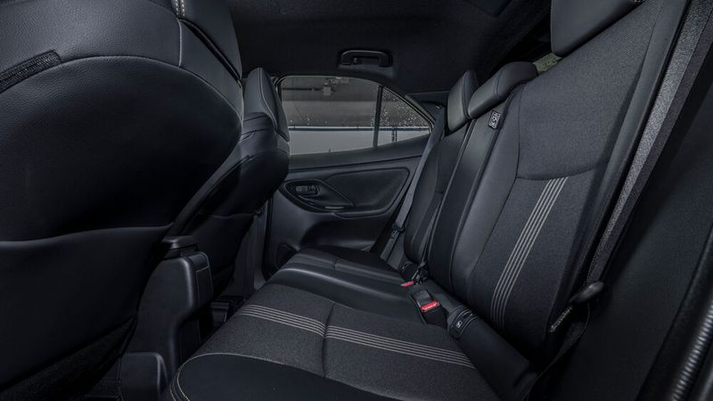 Die Fondpassagiere haben nicht mehr Beinfreiheit als im Yaris, allerdings mehr Kopffreiheit. (Bild: Toyota)