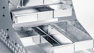 Auf der Motek 2019 gibt LK Mechanik einen Überblick über die neuen Baugrößen und Varianten seiner Greifbehälter sowie auch die Ausführungen als Silobehälter. (LK Mechanik)