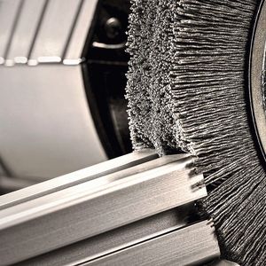 Flexible and economical: Apart from complex plant technology, brush deburring offers a highly efficient process for removing burrs, rounding edges and loosening tinsel.(Source:  Kullen-Koti)