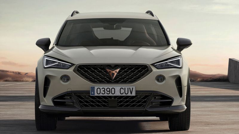 Mit Carbon-Anbauteilen und großen Luftöffnungen unterstreicht der VZ5 seine Sportlichkeit. (Bild: Seat)