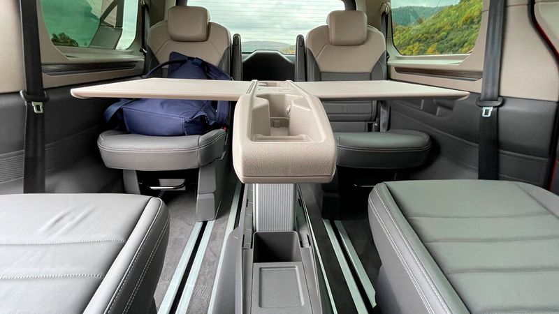 ... in einen Tisch verwandeln. (Bild: Seyerlein/VCG)