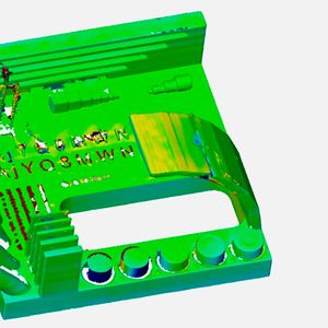 Bei der quantitativen Abweichungsanalyse wird das gescannte Referenzbauteil mit dem originalen CAD-Modell verglichen.(Bild:  Fraunhofer IPA)