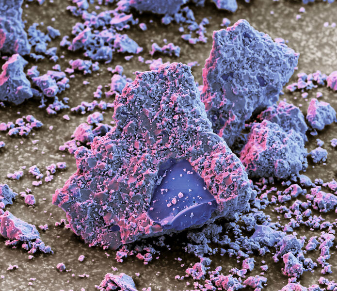 Magnetokalorischer Werkstoff in 2000-facher Vergrößerung – solche Werkstoffe verändern ihre Temperatur in Abhängigkeit von Magnetfeldern. (Bild: BASF)