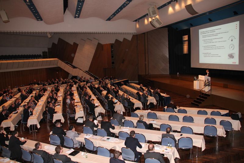 Im gut besuchten Frankonia-Saal des Congress Centrum Würzburg erklärte Pischinger, dass das Getriebe sich über die Jahre vom einfachen Drehzahl-Drehmomenten-Wandler zu einem zentralen Bauteil im Antriebsstrang entwickelt hat. Neben den weiterhin gültigen Entwicklungszielen wie Kosten, Gewicht, Dynamik udn Komfort ist in den letzten Jahren die Verbrauchsreduktion immer mehr in den Vordergrund getreten. (Bild: Sonnenberg)