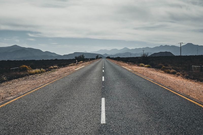 Die 10 größten Quellen für Mikroplastik im Meer  Platz 3: Abrieb Bitumen in Asphalt – 228 g pro Einwohner und Jahr Bitumen ist ein aus Erdöl gewonnenes Material, welches vor allem in Asphalt eingesetzt wird. In Statistiken zu Mikroplastik taucht es nur selten auf, obwohl es wie ein Thermoplast schmelzbar und hochmolekular ist. Daher haben die Fraunhofer-Forscher es in ihrer Studie mitberücksichtigt und schreiben dieser Quelle sogar den drittgrößten Mikroplastik-Eintrag im untersuchten Vergleich zu.  Um die Haltbarkeit von Asphalt zu verlängern, haben Wiener Forscher untersucht, Warum schattige Straßen länger halten. (Unsplash/Paul Fiedler)