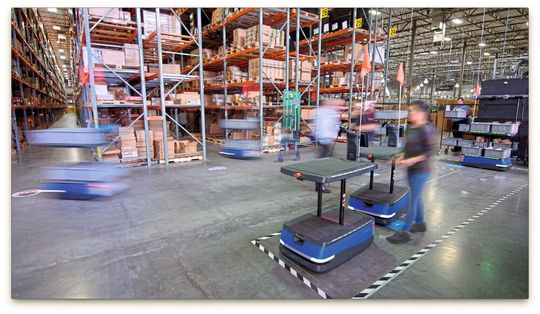 In Kombination mit einer modernen Robotiklösung kann die Zonenkommissionierung die Effizienz im Warehouse um ein Vielfaches steigern.(Bild:  6RS)