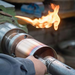 Mittels Metalldrückverfahren können rotationssymmetrische Werkstücke gefertigt werden. Die rotationssymmetrischen Blechumformteile bei Heggli & Gubler können bis 1600 mm Durchmesser gross sein.