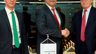 Alexander Parfinovich, CEO von Naco Technologies, Dr. Yashar Musayev, Leiter Kompetenzzentrum Oberflächentechnik bei Schaeffler, und Professor Valery Mitin, Mitgründer von Naco (v.l.n.r.) freuen sich nach Abschluss der Vertragsverhandlungen auf die Zusammenarbeit. (Foto: Schaeffler)