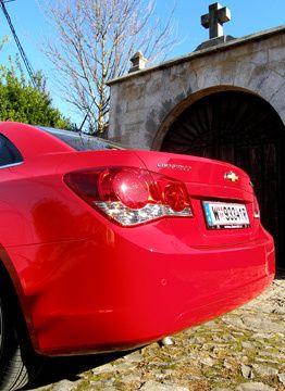 Das Stufenheck: Optisch nicht jedermanns Sache, trägt es trotzdem nicht unerheblich zur Sicherheit der Insassen bei. GM testet unter anderem einen seitlich versetzten Heckaufprall bei 80 km/h. (Archiv: Vogel Business Media)