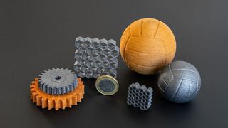 Additive Fertigung sorgt erneut für Verbesserungen bei der Herstellung von Keramikbauteilen! Hier die Demonstratoren (holzfarbene Bauteile), sowie die daraus entstandenen SiC-Keramiken nach der Silizierung (silberfarbene Bauteile). Mitgeforscht hat dabei das SKZ in Würzburg. (Bild: SKZ / L. Hoffmannbeck)