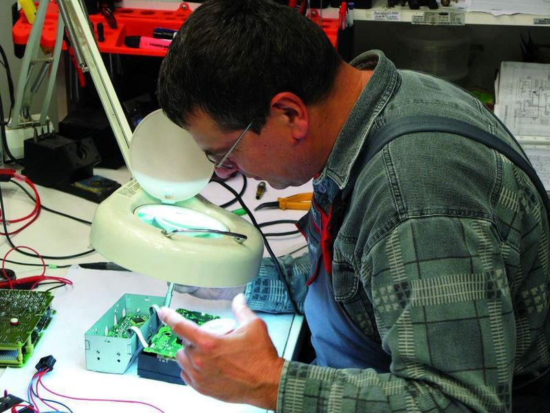 Neben technischem Know-how benötigt man für die qualitativ hochwertige Instandsetzung der Elektronikbauteile auch eine gute Portion handwerklichen Geschicks.  (Foto: Dominsky)
