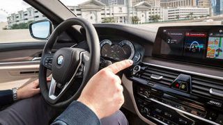 Im vergangenen Jahr brachte BMW die Gestensteuerung auf den Markt. Zuerst im 7er BMW, seit Februar auch im neuen 5er. (Tom Kirkpatrick/ BMW Group)