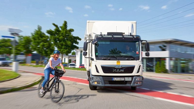 Lkw-Abbiegeunfälle gehen für schwächere Verkehrsteilnehmer wie Radfahrende oder Fußgängerinnen und Fußgänger meist fatal aus. Abbiegeassistenten im Lkw-Cockpit können Leben retten – wenn sie gut funktionieren. Das ADAC-Technikzentrum hat sich solche Systeme näher angesehen und alle nur denkbaren Szenarien durchgespielt. Ergebnis: Noch nicht alle Systeme sind wirklich empfehlenswert. (Bild: ADAC)