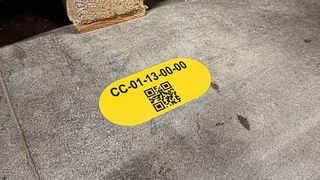 Bodenaufkleber mit schützendem Laminat aus Polycarbonat sind um zwei Drittel dünner als aus Hart-PVC, was die Scherkraft reduziert. (Bild: ONK)