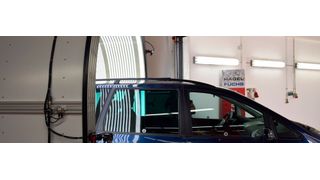 Die Sachverständigen von Fuchs nutzen den „Drive-N-Scan“ von ADI derzeit, um Gutachten für beschädigte Autos des „Münchner Pfingsthagels“ zu bewerten. (»Fahrzeug+Karosserie« / Schweitzer)