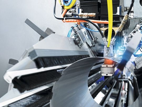 Der Flexistar ermöglicht die hoch flexible Fertigung lasergeschweißter Rohre dank werkzeuglosem Spannsystem.  (Bild:  Weil Technology GmbH)