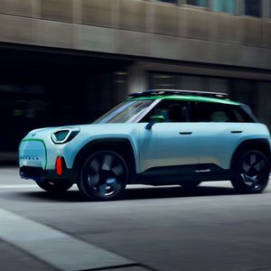 Die Studie vereint zentrale Merkmale der Mini-Zukunft: rein elektrischer Antrieb, klare und reduzierte Formensprache sowie ein Materialkonzept ohne Leder und Chrom.(Bild:  Mini)