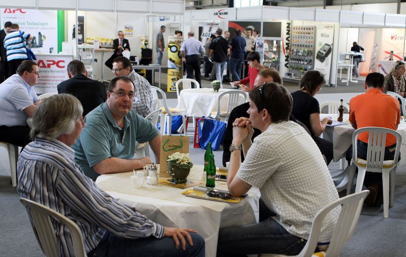 Das Catering bietet eine gute Gelegenheit für eine kurze Pause. (Archiv: Vogel Business Media)