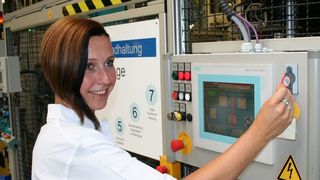 Ohne Risiko: Der elektronische Schlüssel EKS von Euchner verschafft dem Personal einen komfortablen Zugang zur Klebetechnik an der Montagelinie bei der Bosch und Siemens Hausgeräte in Nauen. (Bild: Euchner)