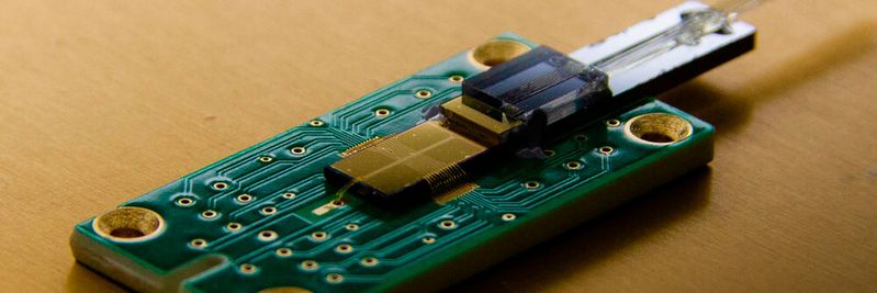 Durch den Ionenfallen-Chip mit integrierten Wellenleitern sollen zukünftig für Störungen anfällige Quantenoperationen ermöglicht werden. (Bild:  Eidgenössische Technische Hochschule Zürich)