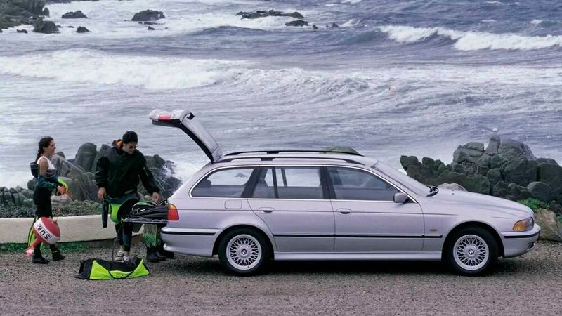 Ab Markteinführung im Dezember 1995 war der 5er der Baureihe E39 nur als viertürige Limousine mit Stufenheck lieferbar.  Zum Schutz vor Korrosion sind 77 Prozent der Blechoberflächen verzinkt. Im März 1997 wurde die fünftürige Kombi-Variante namens Touring eingeführt. Der Touring verfügt wie sein Vorgänger E34 über L-förmige Rückleuchten und eine separat zu öffnende Heckscheibe. Der Kofferraum weist eine vollkommen rechteckige und ebene Ladefläche auf. (Bild: BMW AG)