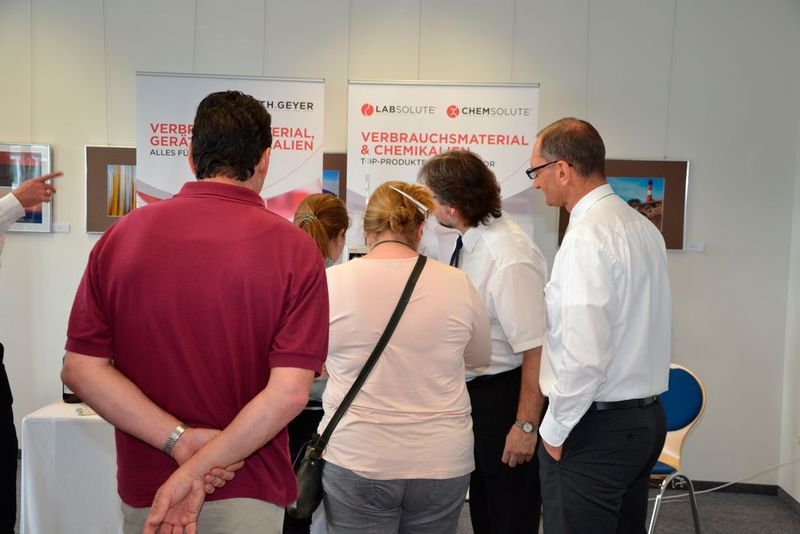 Während der Pausen konnten sich die Teilnehmer in der Ausstellung u.a. über spezielles Säulenmaterial für die Bioanalytik, einem neuen System für die Probenkennzeichung oder die präparative HPLC informieren. (Ottleben/LABORPRAXIS)