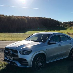 Wer sich im aktuellen Mercedes-Programm nicht so auskennt: Dies ist die Coupé-Variante des GLE, also des SUVs auf Basis der E-Klasse, das früher einmal als ML-Klasse bekannt war.