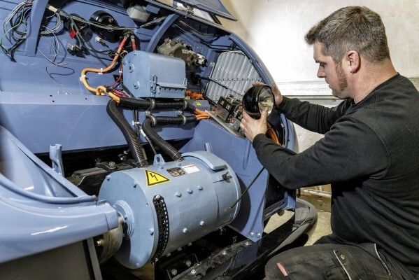 Der 5 kW starke Antriebsmotor bewegt den DKW-Elektro-Schnellaster mit einer Geschwindigkeit von 40 km/h. (Bild: Audi)