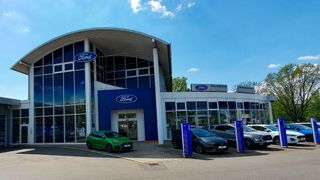 Die Ford-Stores sollen auch im künftigen Agenturmodell als Leuchtturmbetriebe dienen. An anderen Vertriebsstandorten will der Hersteller die Standards hingegen senken. (Bild: Mauritz – »kfz-betrieb«)