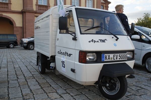 Bertha Benz Challenge 2012, 1. Tag: Ankunft der Teilnehmer am Mannheimer Schloss. Die Startnummer 15 - ein Piaggio / e-mtec Ape TMe. (Ulrich Steinlechner)