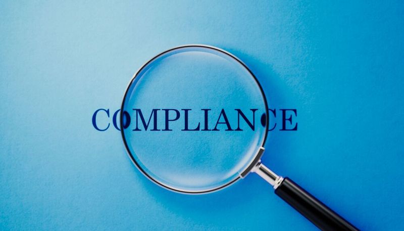 IT-Compliance bildet den rechtlichen Rahmen für die IT von Unternehmen und Behörden. Neben internen Richtlinien gehören dazu auch die gesetzlichen und vertraglichen Pflichten, die von der IT zu erfüllen sind. (Bild:  MicroStockHub via Getty Images Signature)