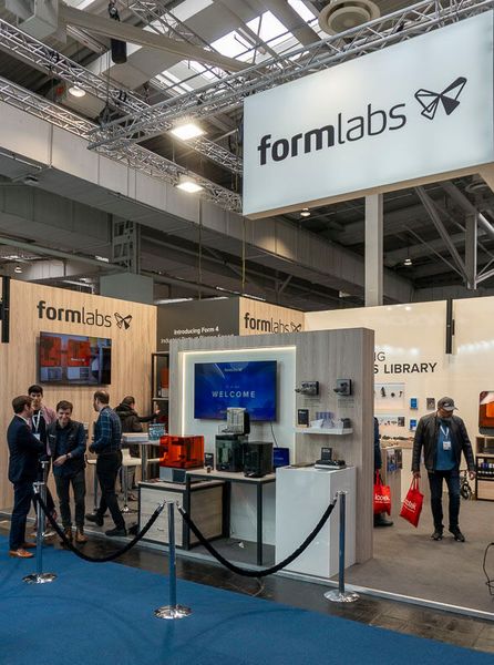 Formlabs zeigte auf der diesjährigen Messe mit dem Form 4 und dem Form 4B zwei neue Drucker. Die neuen Flaggschiffe des Kunstharz-3D-Drucks sollen nach Vorstellung des Unternehmens neue Maßstäbe für die additive Fertigung setzen, basierend auf Formlabs' Drucksystem Low Force Display, einer erweiterten Bibliothek an branchenführenden Kunstharzen, neuen automatisierten Nachbearbeitungslösungen und einer verbesserten Anwendererfahrung. Die Form-4-Generation soll eine bis zu fünfmal schnellere Druckgeschwindigkeit im Vergleich zum Vorgängermodell Form 3+ bieten. (Bild: Vogel Communications Group)