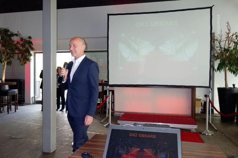 Dietrich Büchner, Managing Director & VP Central Region OKI, heißt die Gäste herzlich willkommen. (Bild: IT-BUSINESS)