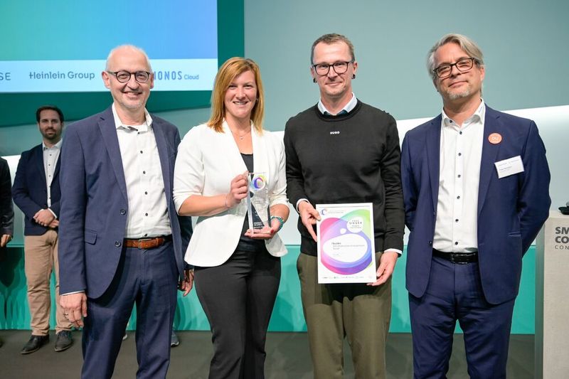 Die Jurymitglieder Peer Heinlein, CEO der Heinlein Group (r.), und Martin Schallbruch, CEO der govdigital eG (l.), überreichen den Preis in der Kategorie „Transformation“ an das ITZBund. (Bild: Simon Salzig)