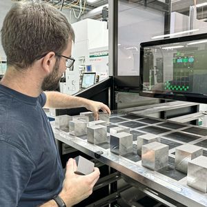 Dank der individuellen Konfiguration des Schubladenrasters können je nach Bedarf werkstückspezifische Rasterbleche für Rohteile integriert werden.(Bild:  Erowa AG)