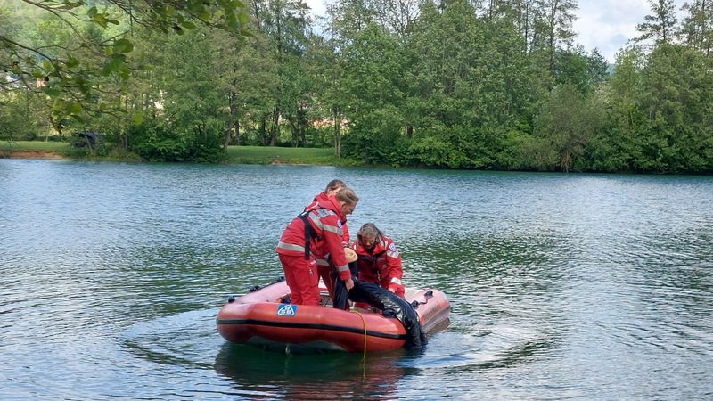 Gemeinsam mit der Wasserwacht zeigen die Projektbeteiligten am Baggersee in Hersbruck, wie das KI-System in realen Einsatzsituationen funktioniert: Die Einsatzkräfte bergen eine Sonarübungspuppe.(Bild:  Doris Keßler)