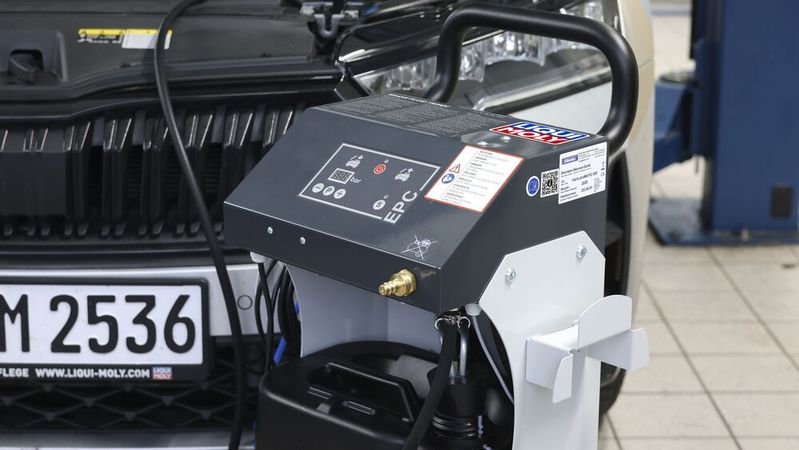 Liqui Moly stellt den neuen Brake Fluid Tronic für den Bremsflüssigkeitsservice vor.(Bild:  LIQUI MOLY GmbH)