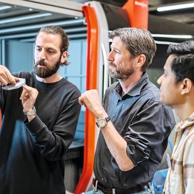 Um ihre Modelle zu trainieren, haben die Forschenden Versuchsreihen mit unterschiedlichen Materialstärken durchgeführt. V. l. n. r.: Bystronic-Ingenieur Konstantinos Skovolas, Dr. Andreas Lüdi (Global Manager Innovation, Bystronic) und Empa-Forscher Dr. Naval Mehta. (Bild: Roland Richter / Empa)