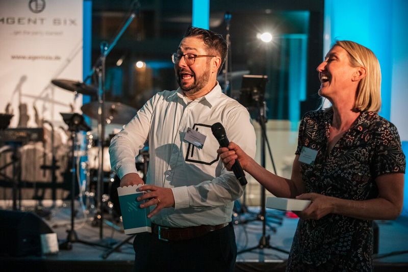 Wer kennt die C4B am besten? Victor Angerbauer und Martina Ludewig (beide C4B) ziehen den Gewinner des C4B-Quiz.  (Bild: C4B)