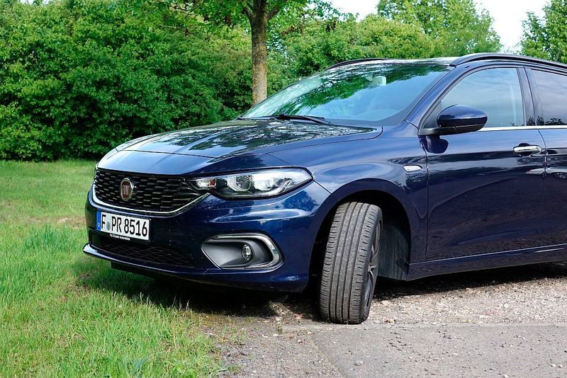 Seit 2016 wird der Fiat Tipo in der aktuellen Form angeboten. Von 1988 bis 1995 baute Fiat schon einmal ein gleichnamiges Modell, das damals Maßstäbe in der Raumausnutzung setzte. (Jan Rosenow/»kfz-betrieb«)