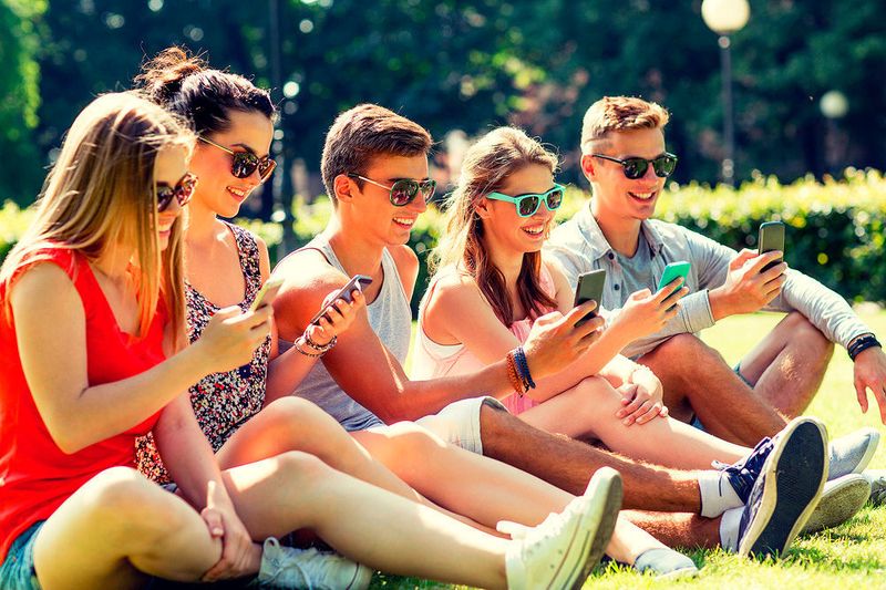 Die Zielgruppe der 20- bis 29-jährigen, welche das Smartphone besonders viel nutzt, findet das Urlaubserlebnis seit Beginn der Smartphone-Nutzung weniger entspannend. (Auto Europe)
