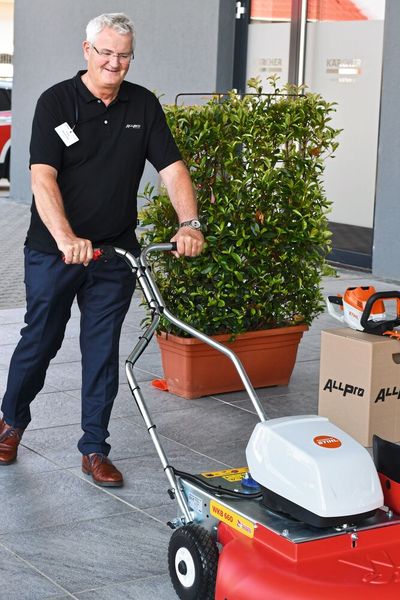 Alfons Westermann, Geschäftsführer bei Westermann Sweep & Clean, hat sich mit seinen Radialbesenmaschinen der Allpro-Idee angeschlossen. (Bild: Maienschein)