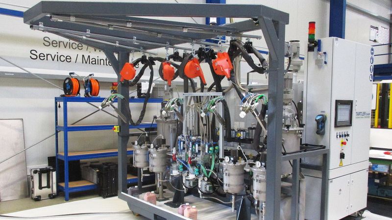 Tartler-System für die Materialvorbereitung der A- und B-Komponente zur Herstellung medizintechnischer Silikonteile. Die Anlage hat vier Mischköpfe, wobei jedem Kopf eine separate Farbpaste zudosiert wird. So muss bei einem Farbwechsel nichts gereinigt oder gespült werden.(Bild:  Tartler)