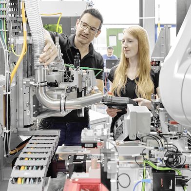 Mit CIM Database entwickelt Baumann schlüsselfertige, robotergestützte Automationssysteme von der einzelnen Zelle bis zur kompletten Produktionslinie.  (Bild: Baumann Automation)